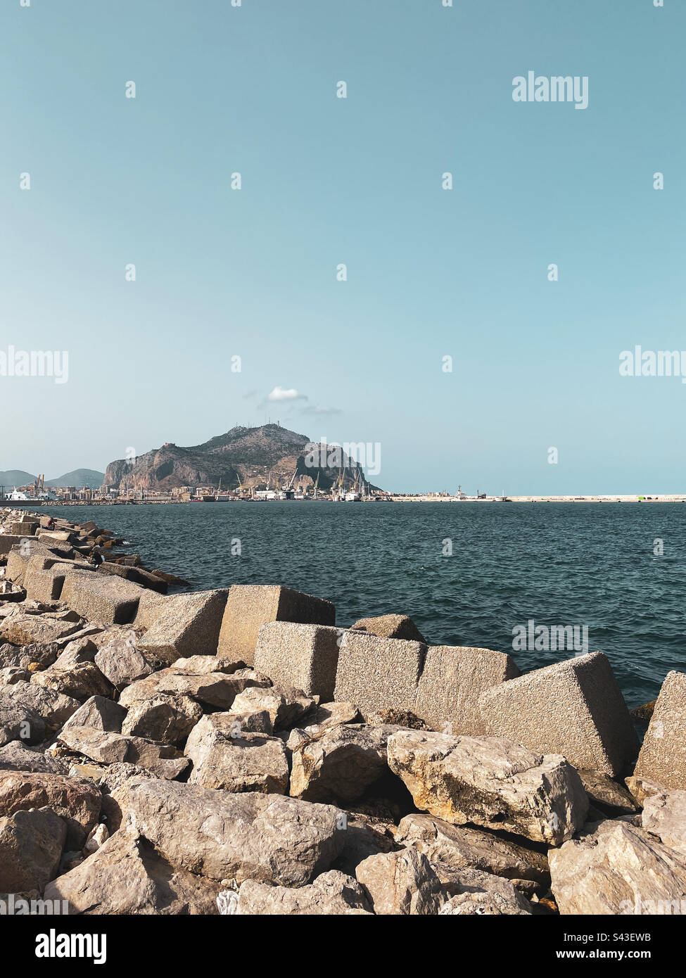 Grandi blocchi di cemento proteggono il litorale dall'erosione nei pressi del porto di Palermo, Sicilia, Italia. - Immagine stock catturata con smartphone