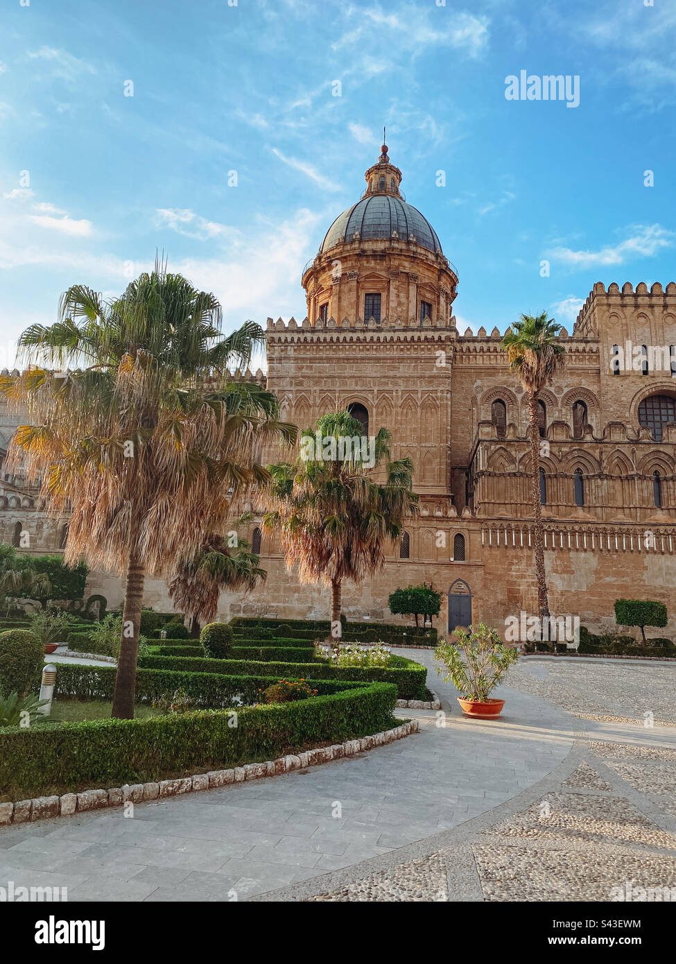 Cattedrale di Palermo. La cattedrale cattolica romana dell'Arcidiocesi di Palermo, Palermo, Sicilia, Italia Meridionale. - Immagine stock catturata con smartphone