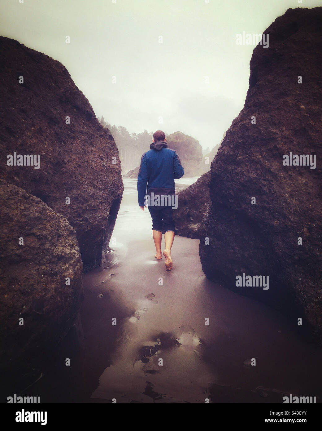 Camminando sulla spiaggia di Ruby a piedi nudi con pantaloni arrotolati. Olympic National Park, Washington state, USA. Foto Stock