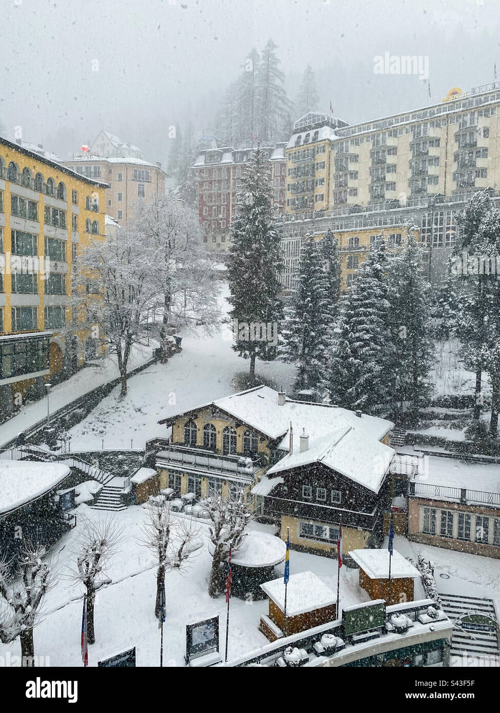 Bad Gastein, Salzburgerland, Austria - Dicembre 2020. Una forte nevicata copre il piccolo e tranquillo villaggio di Bad Gastein durante i blocchi del 2020. - Immagine stock catturata con smartphone