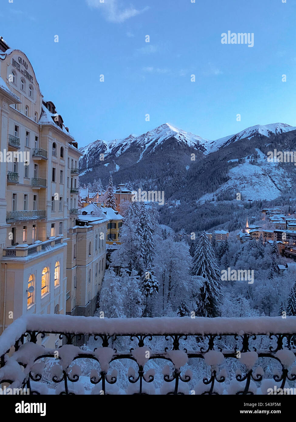 Bad Gastein, Salzburgerland, Austria - Dicembre 2020. Una vista sullo storico Grand Hotel de l’Europe e sul villaggio di Bad Gastein dopo una nevicata pesante d’inverno al calare della notte. - Immagine stock catturata con smartphone