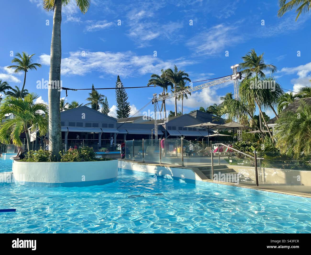 Vista sulla piscina all'aperto di un hotel nei Caraibi francesi. Foto scattata in Guadalupa nel gennaio 2023 Foto Stock