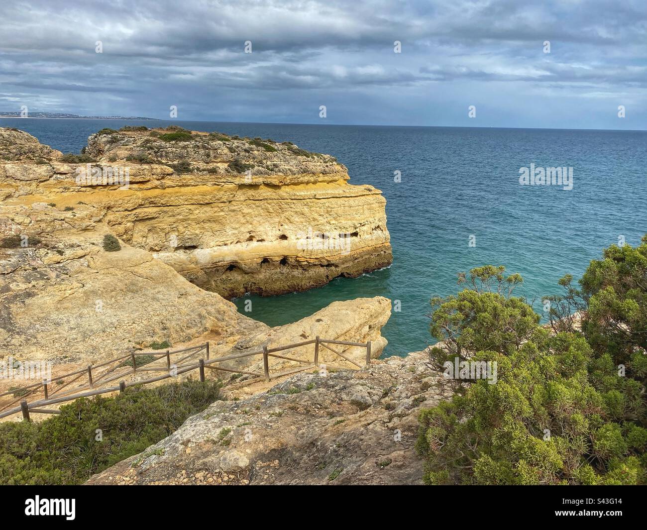 Vista sul mare con formazioni rocciose di arenaria in Algarve, Portogallo. - Immagine stock catturata con smartphone