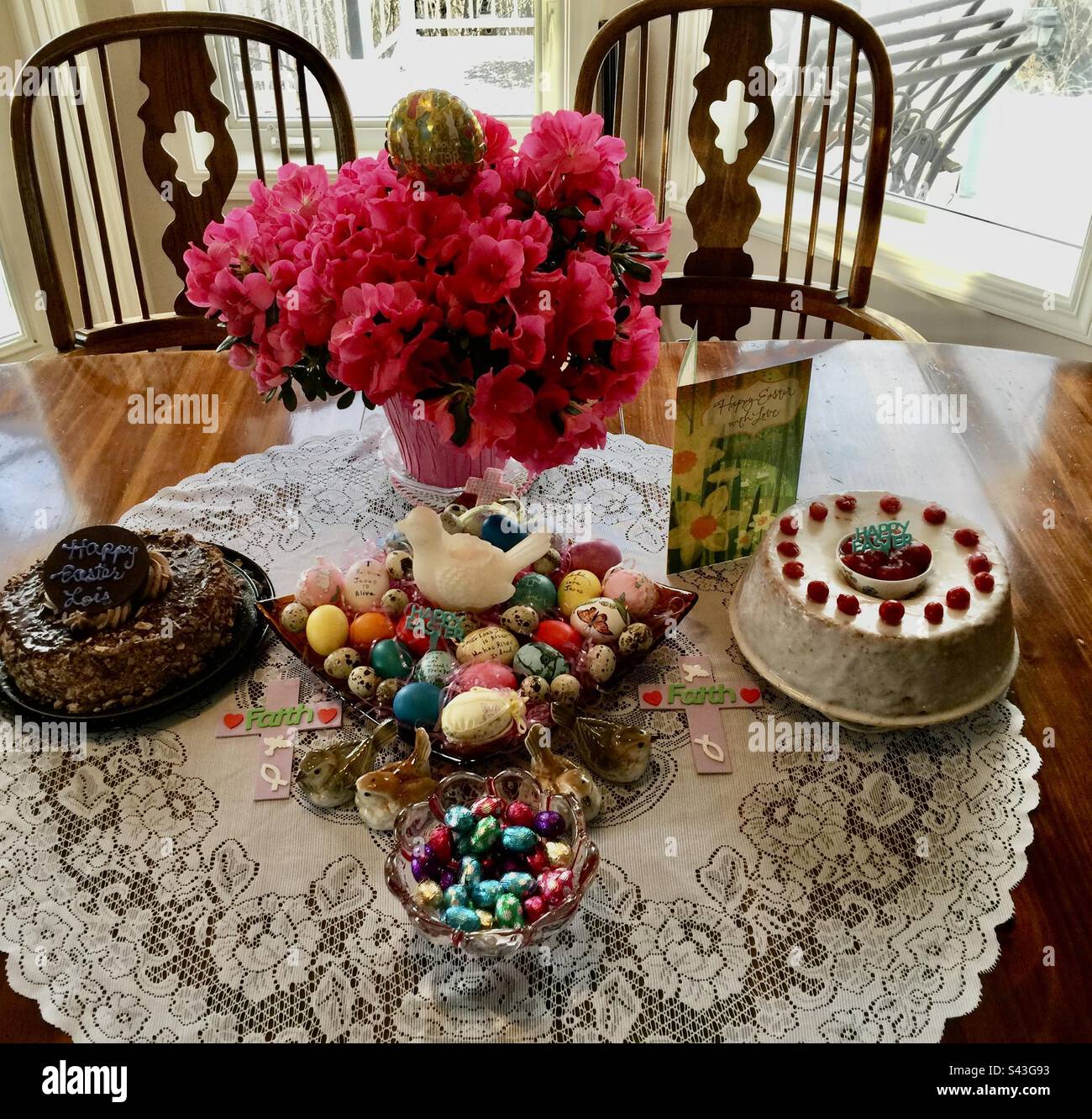 Festa di Pasqua, torta, uova di Pasqua, fiori, Foto Stock