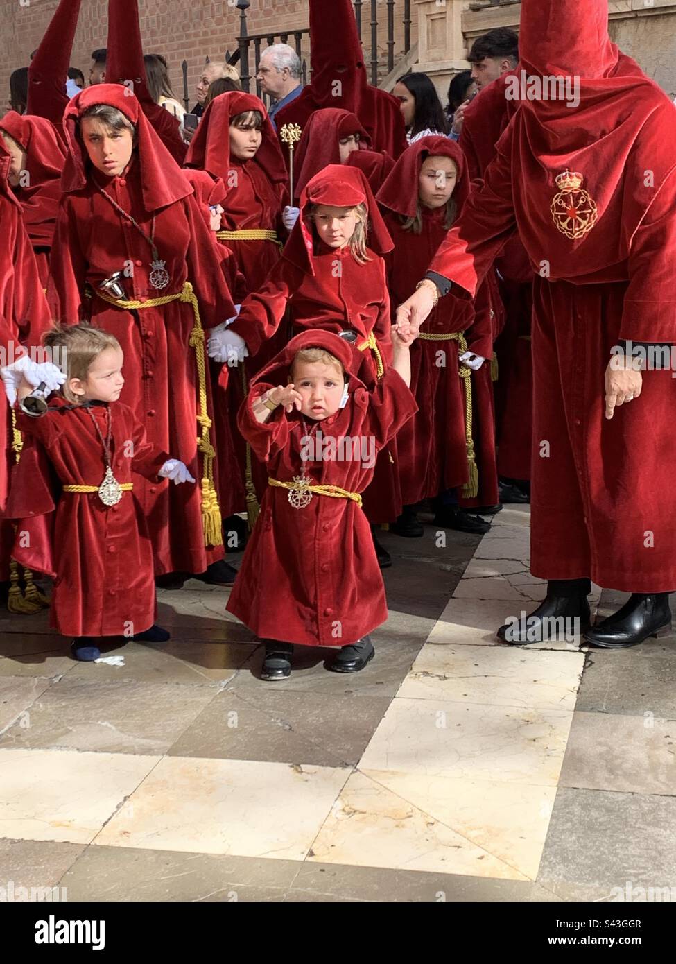 Bambini in abiti rossi in Semana Santa processione andalusia Malaga Foto Stock