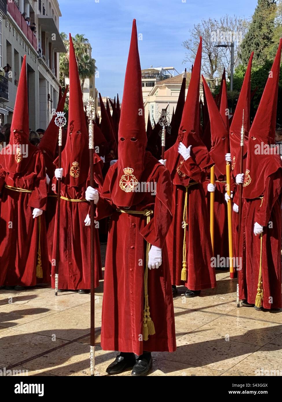 Uomini in abiti rossi alla processione Semana Santa Malaga Spagna Foto Stock