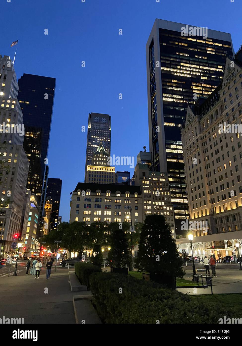 Manhattan di notte - 5th Avenue - Immagine stock catturata con smartphone