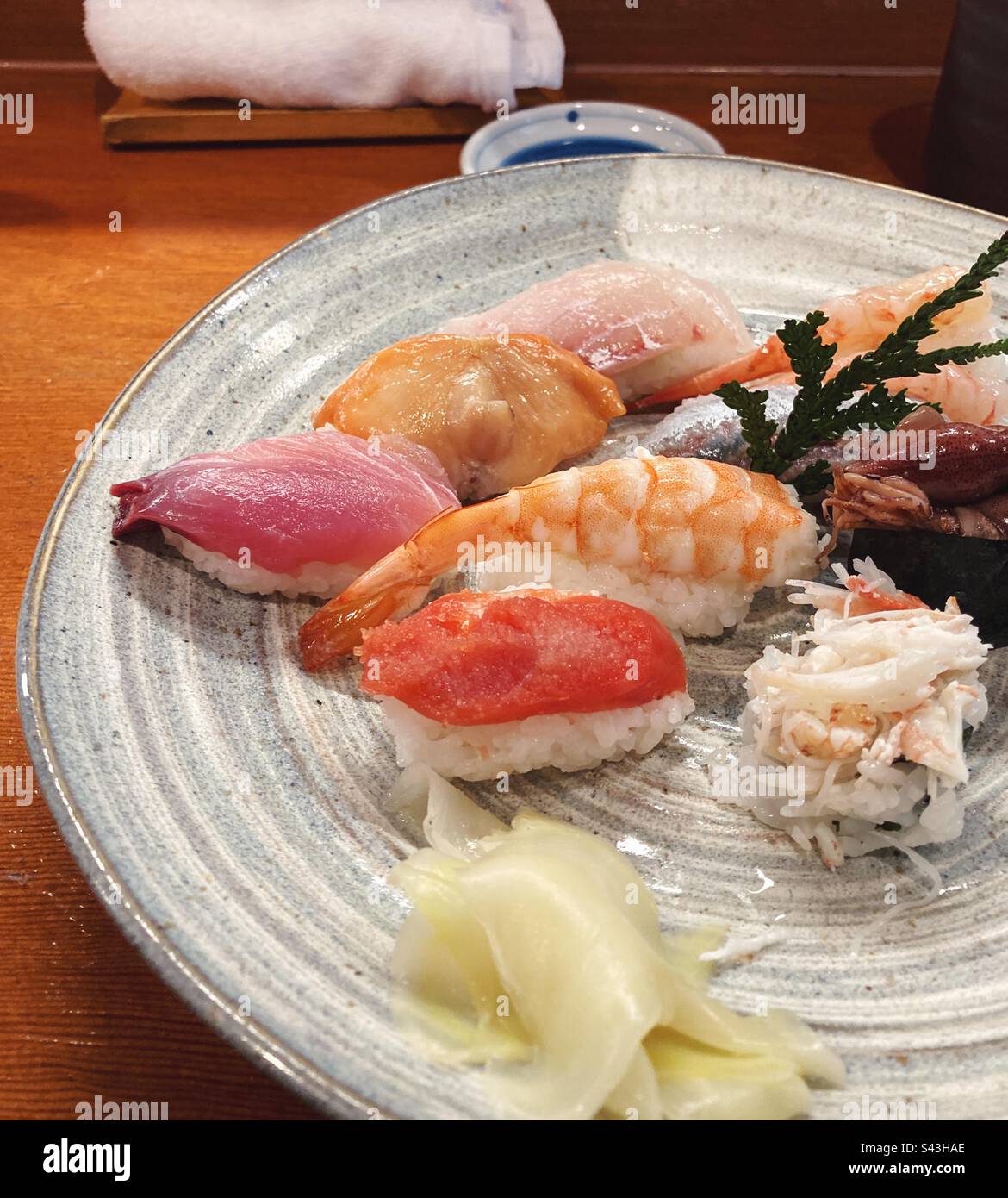 Un piatto di sushi fatti a mano, Kanazawa, Giappone Foto Stock