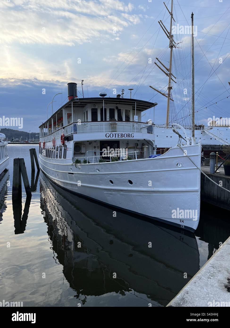 Nave da crociera fluviale Gothenburg nel porto di Gothenburg, Svezia - Immagine stock catturata con smartphone