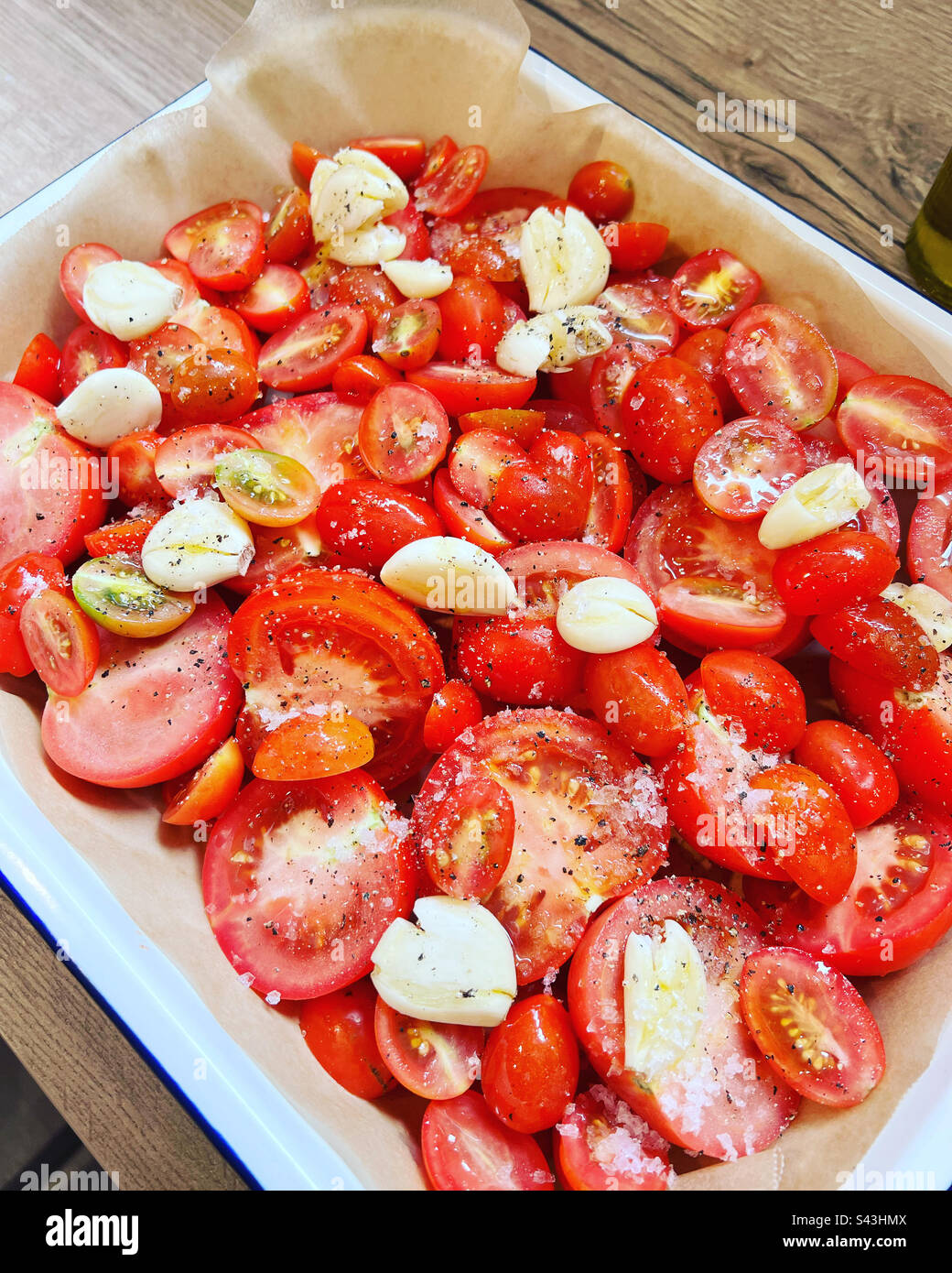 Pomodori e aglio pronti per la tostatura Foto Stock