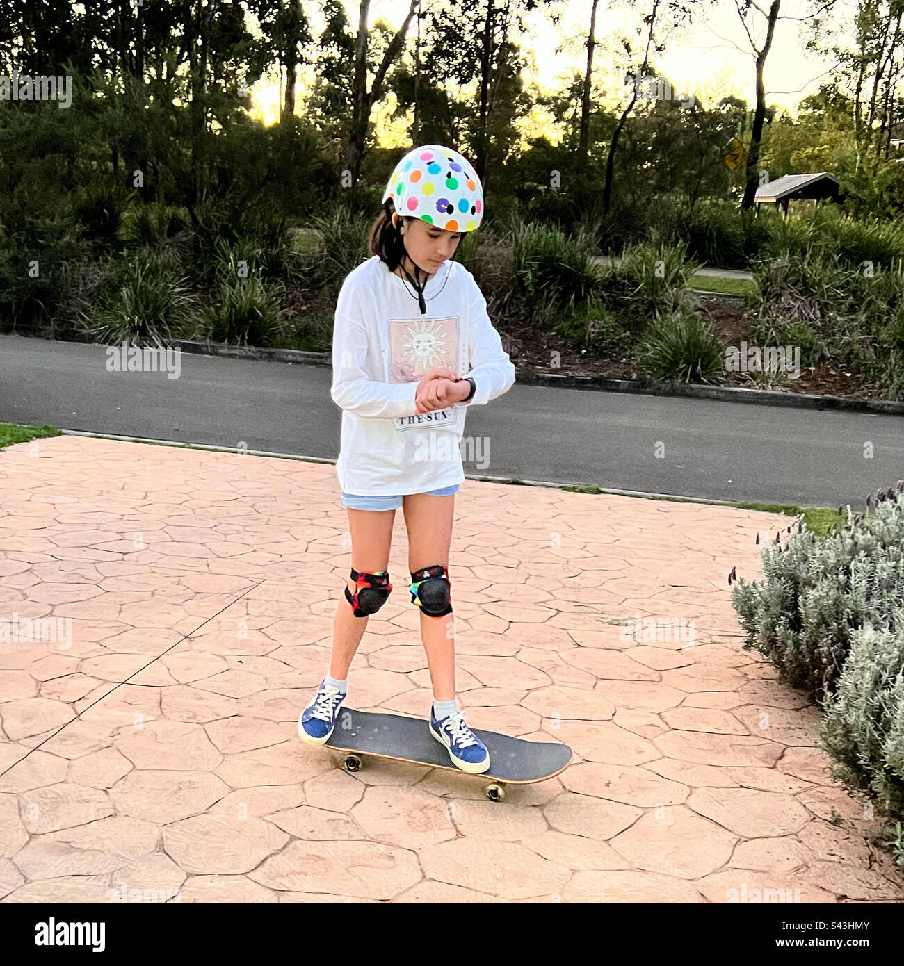 Ragazza su uno skateboard Foto Stock