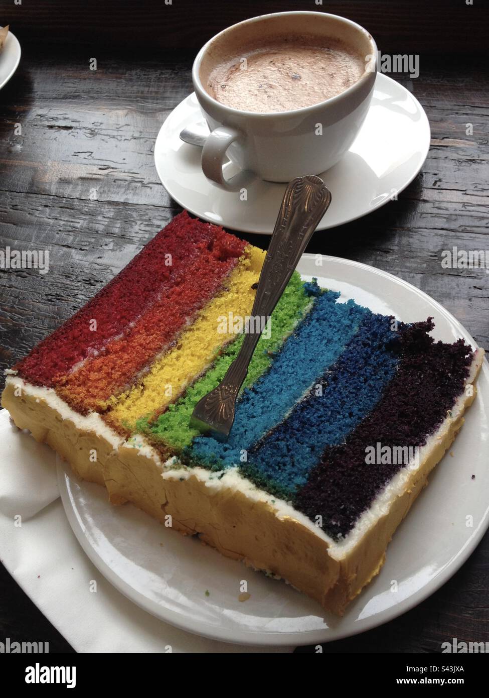 Torta arcobaleno e caffè - Immagine stock catturata con smartphone