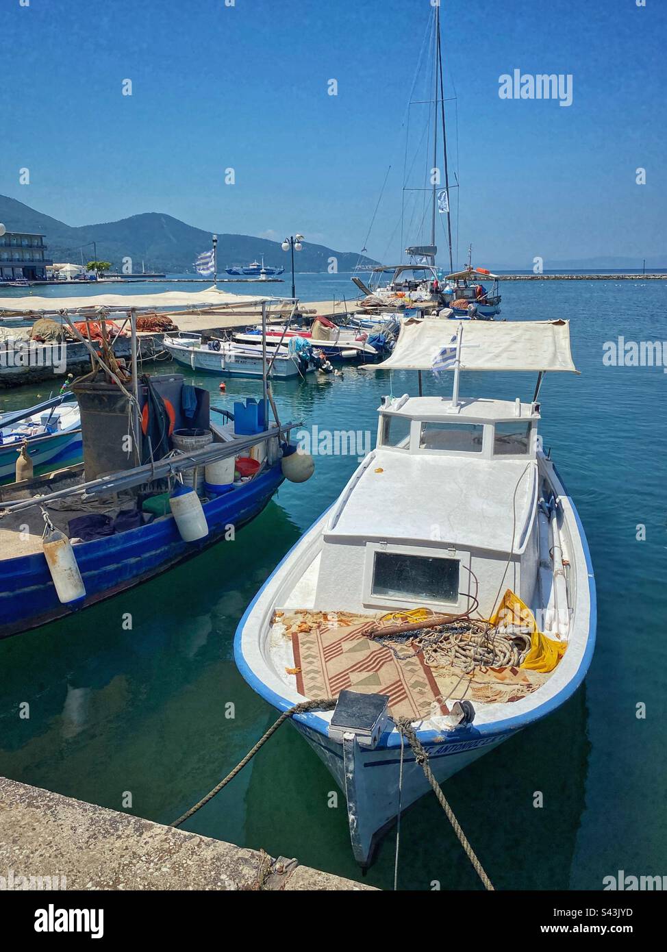 Barche nel porto di Limenas sull'isola di Thassos in Grecia. Foto Stock