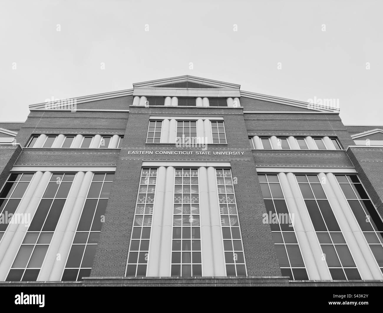 Willimantic, Connecticut, USA: Esterno del Centro di successo accademico. Edificio in mattoni nel campus della Eastern Connecticut state University. Con il suo nome sul cartello. Filtro bianco e nero. Foto Stock