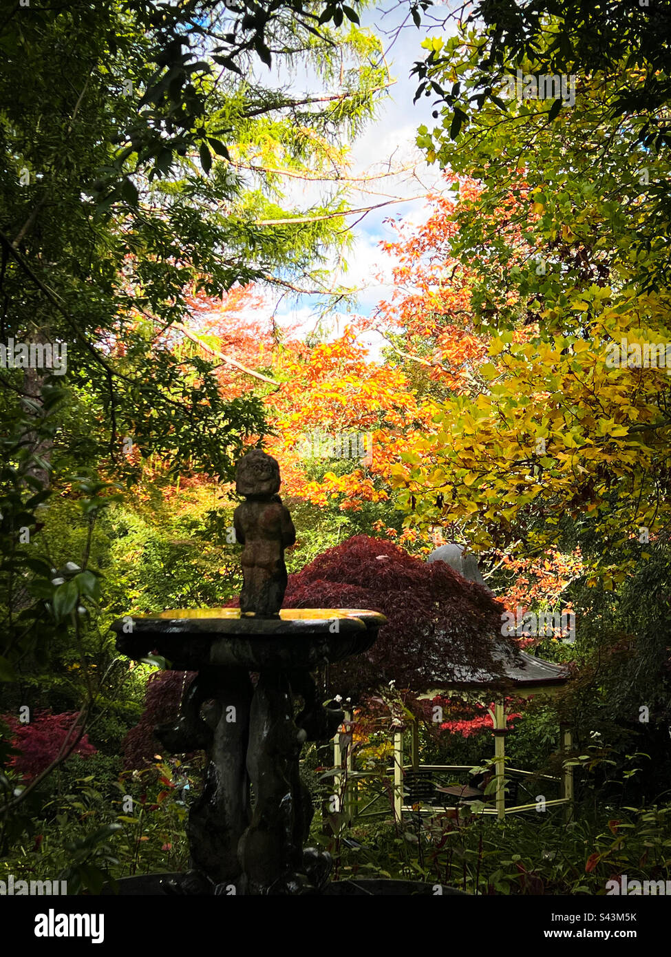 Serie autunno 2023: Bella fontana sfondo. Foto Stock