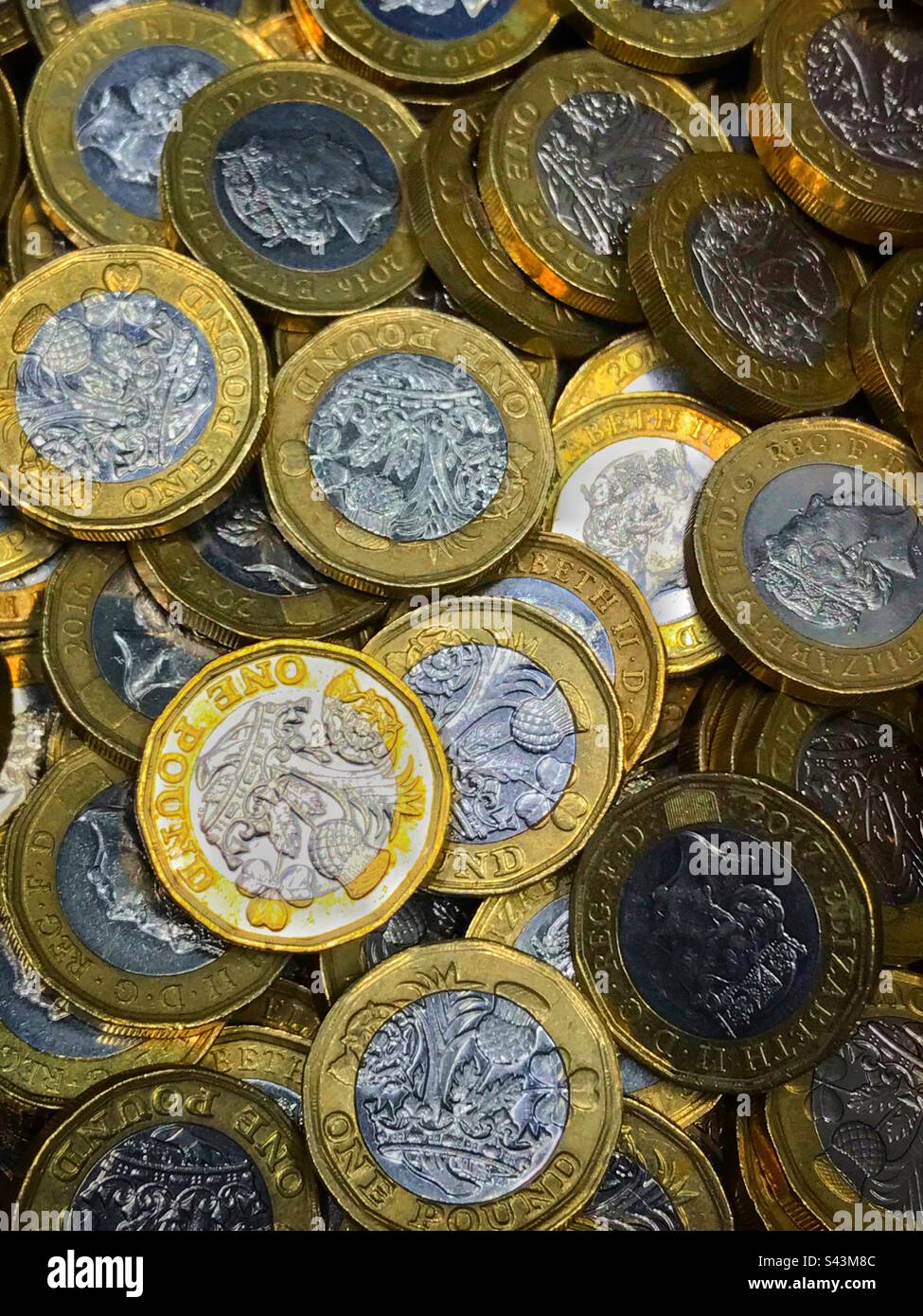 Un carico di monete britanniche da una libbra - Immagine stock catturata con smartphone