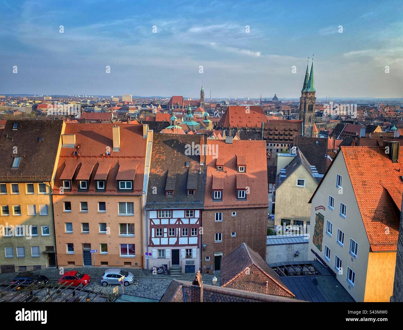 Vista su Norimberga e sui suoi tetti dalla collina del castello, Germania. - Immagine stock catturata con smartphone