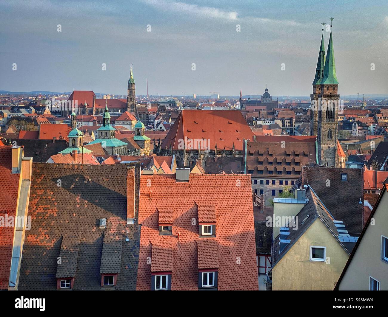 Vista a Norimberga con i suoi tetti e chiese dalla collina del castello, Germania. Foto Stock