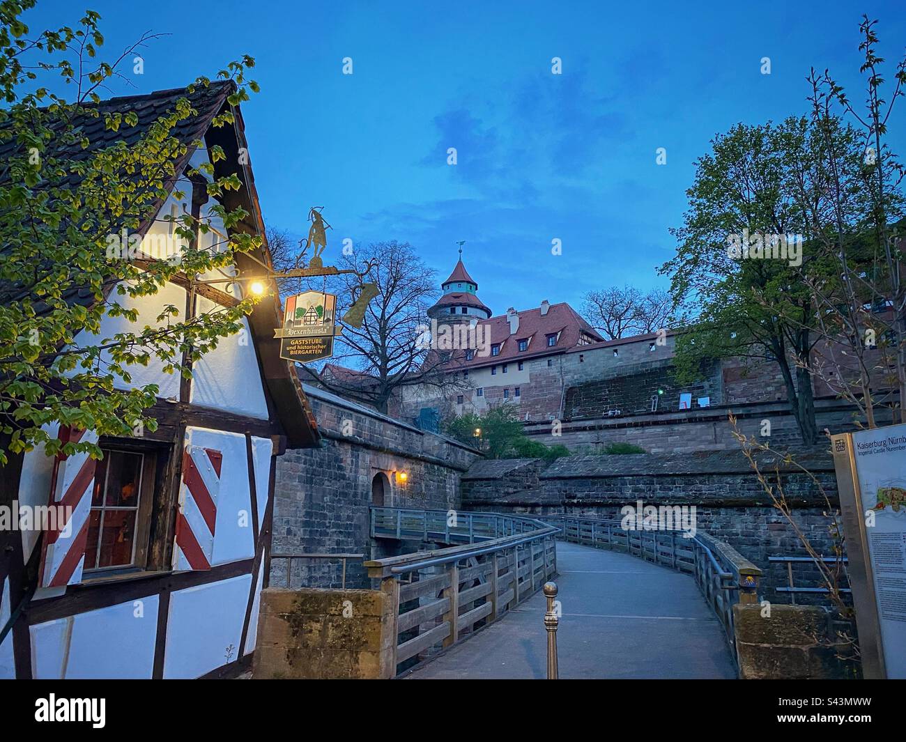 Ponte in legno che conduce al Castello di Norimberga di notte, in Germania. Foto Stock