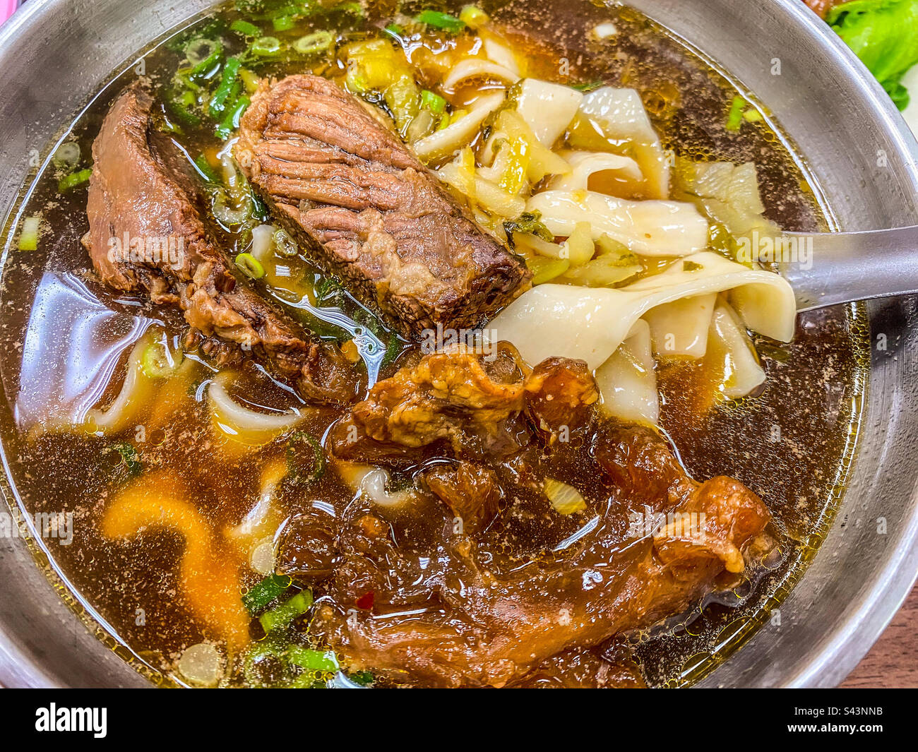 Assaggia la tradizione: L'autentica zuppa di noodle di manzo taiwanese è una zuppa saporita e sostanziosa che è un punto di forza a Taiwan. Il piatto viene preparato con un brodo saporito, carne di manzo tenera e tagliatelle masticate. Foto Stock