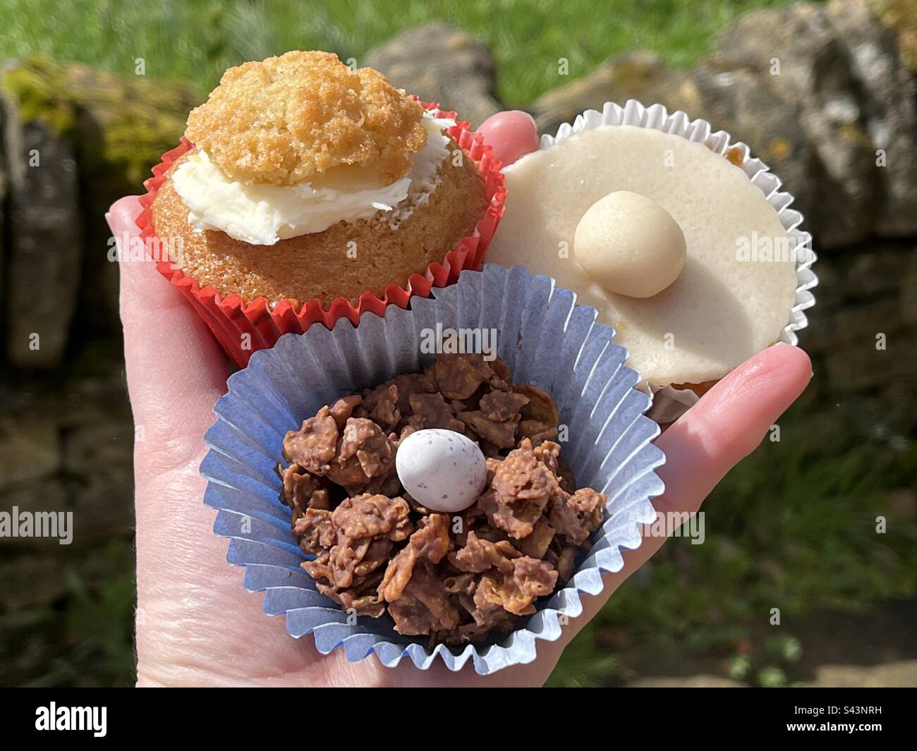 Dolci di Pasqua fatti in casa - Simnel Cupcake, Sponge Cupcake e cornflakes al cioccolato - Immagine stock catturata con smartphone