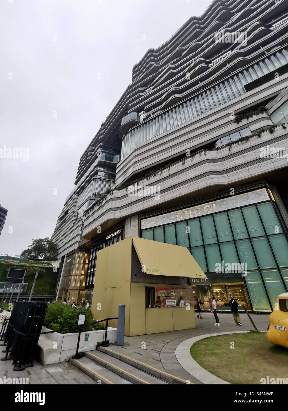 Il KUBE al K11 MUSEA, lungomare, TST, Kowloon, Hong Kong. - Immagine stock catturata con smartphone