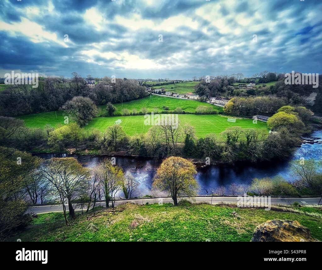 Vista panoramica sul fiume Swale dalla cima del castello di Richmond Foto Stock