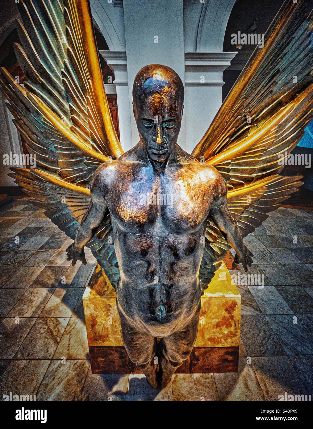 Metatron prop dalla TV mostra i suoi materiali scuri. Una statua in bronzo dell'angelo. Foto Stock