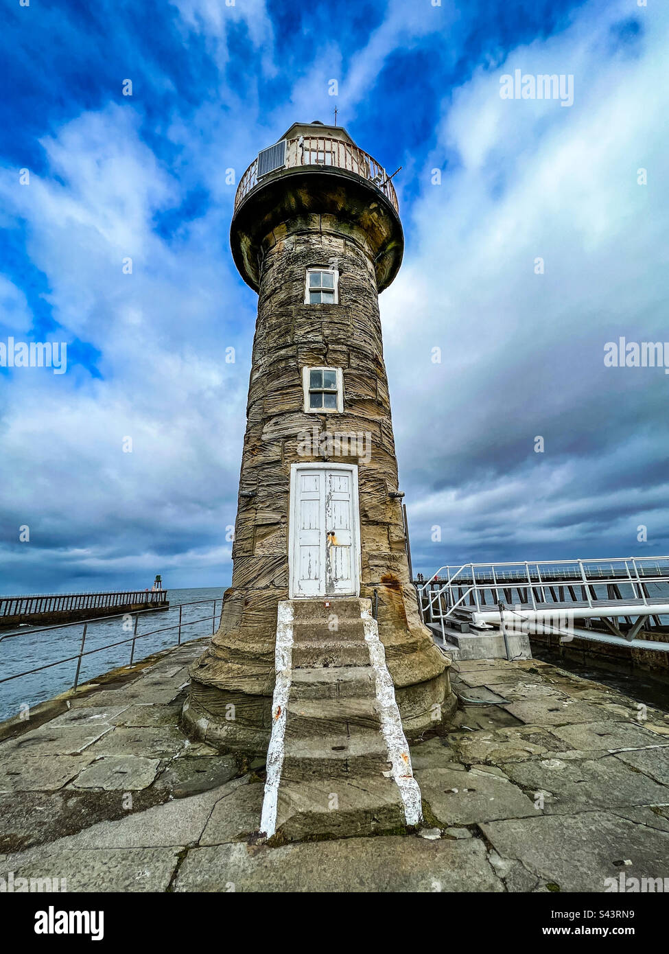 Faro e molo del porto di Whitby Foto Stock