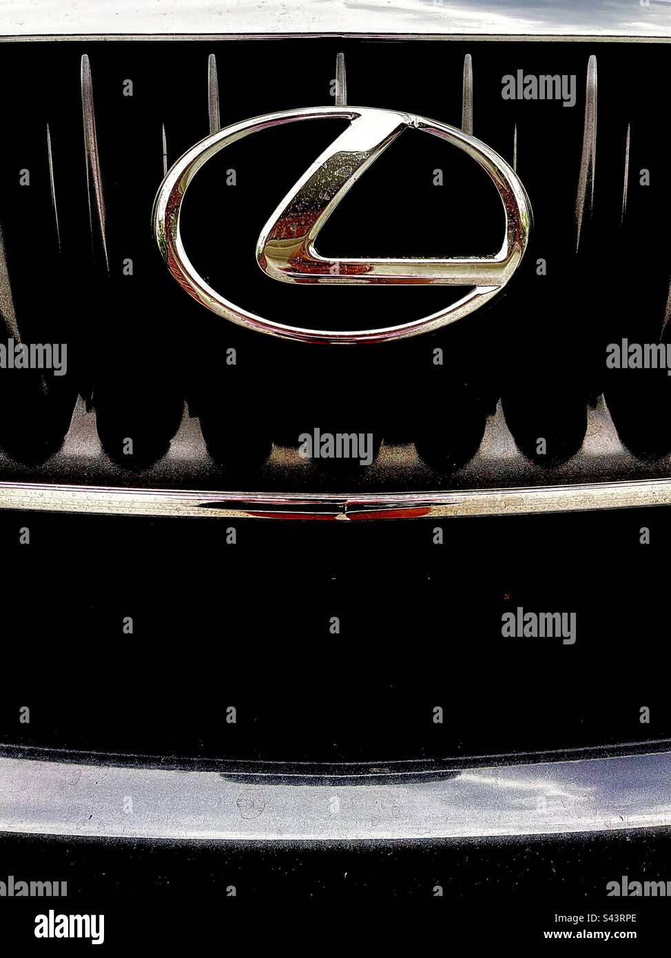 Primo piano dell'estremità anteriore del Lexus nero, mostra il grill e il logo. Include lo spazio di stampa. - Immagine stock catturata con smartphone