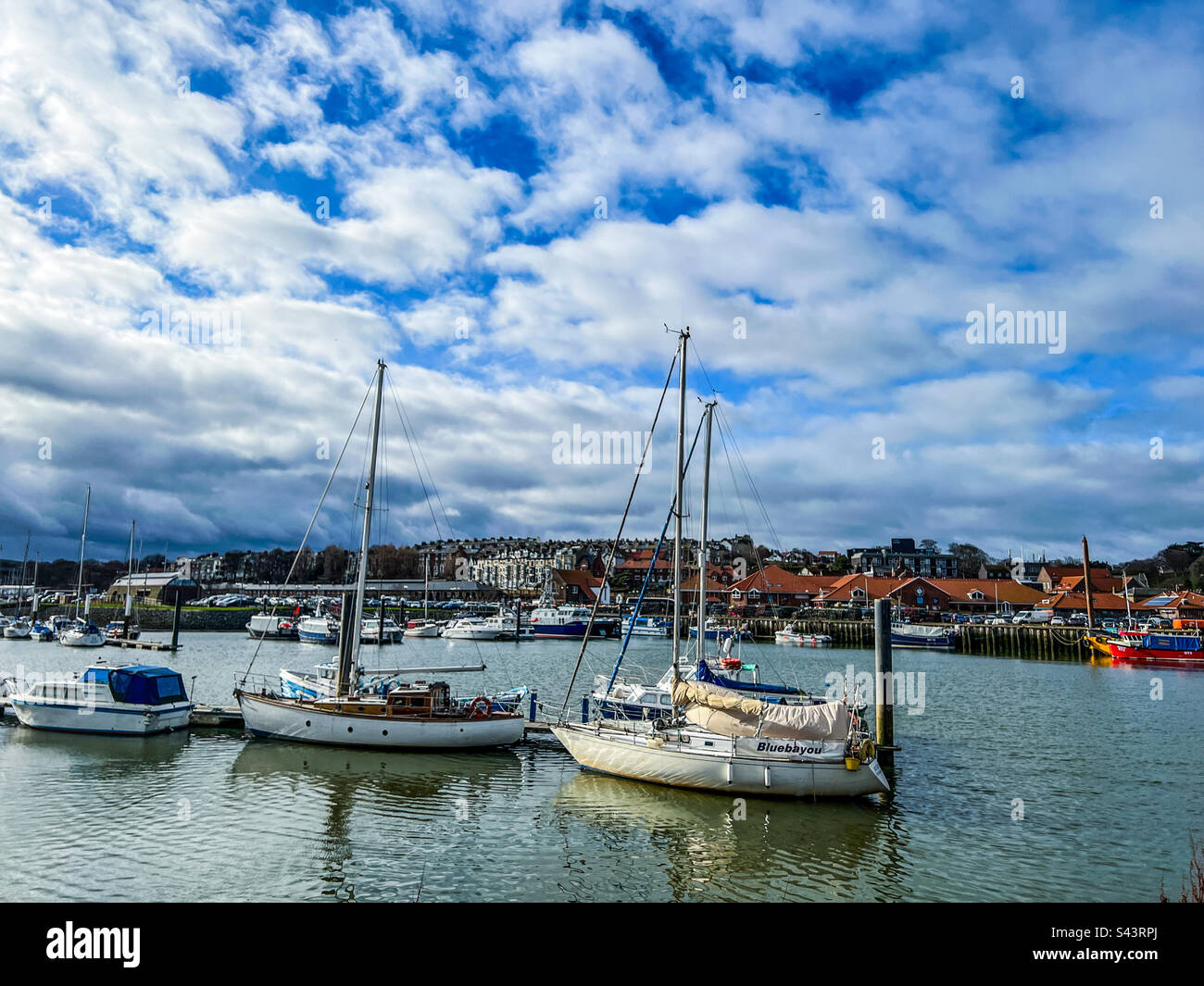 Barche a vela sul fiume Esk a Whitby - Immagine stock catturata con smartphone