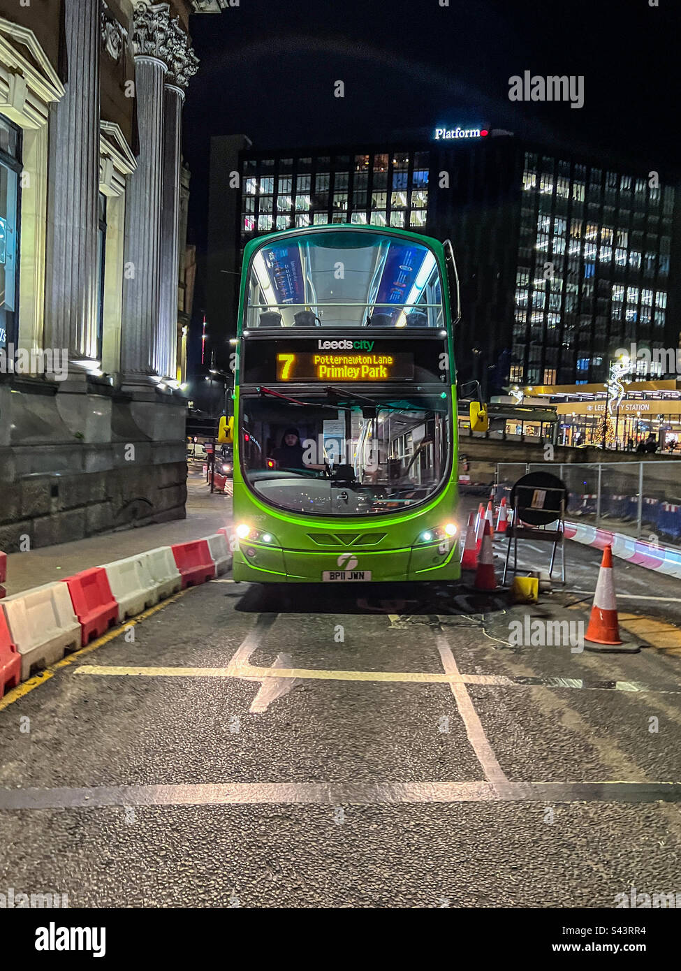 Autobus verde su Wellington Street nel centro di Leeds Foto Stock