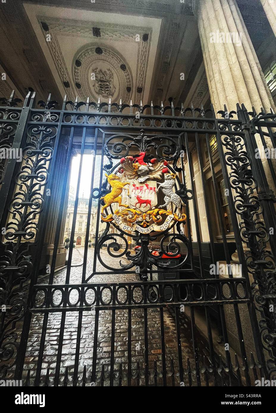The Leathersellers’ Company - una società di livrea - situata al 7 di St Helen’s Place, Londra. Il loro cancello porta uno stemma ed è chiuso. - Immagine stock catturata con smartphone