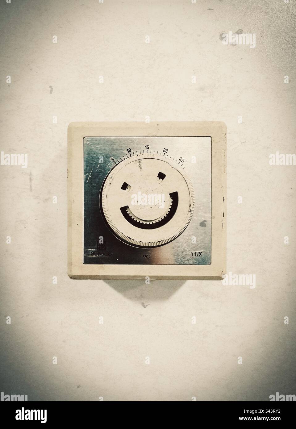 Interruttore di temperatura sorridente malvagio - Immagine stock catturata con smartphone