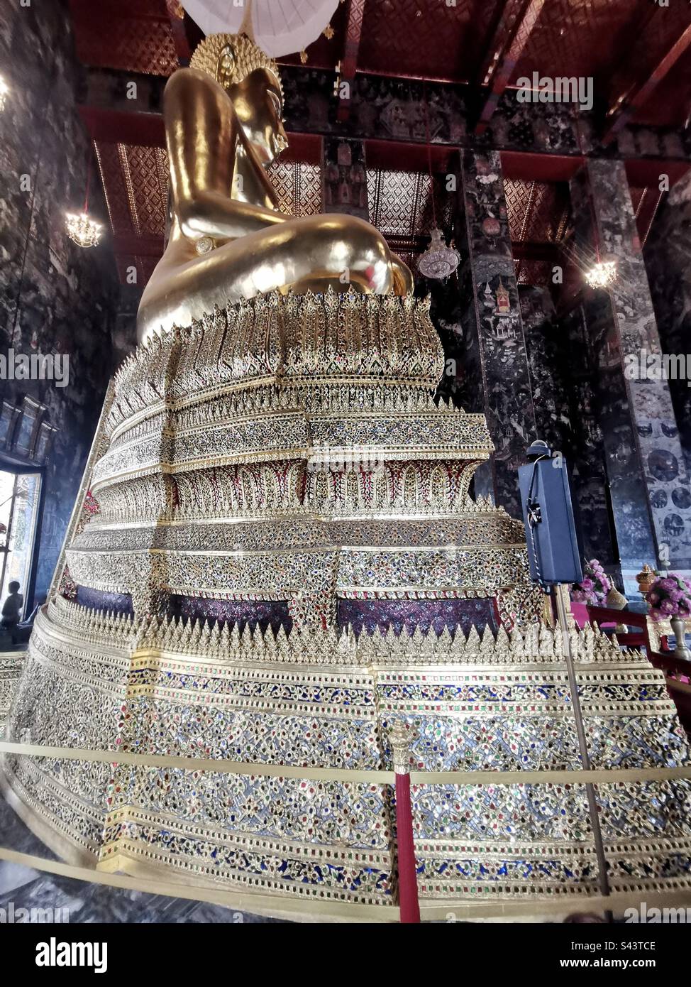 Una bella statua di Buddha nel tempio di Wat Saket (Monte d'Oro) a Bangkok, Thailandia. Foto Stock
