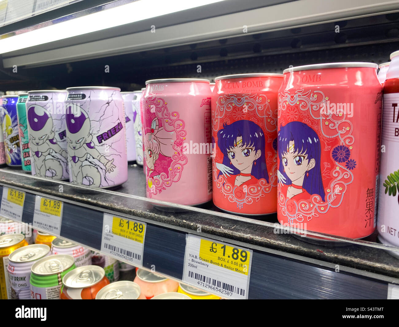 Lattine di bevande, un marchio asiatico, con cartoonie marcare a caldo su uno scaffale in un supermercato asiatico. Foto Stock