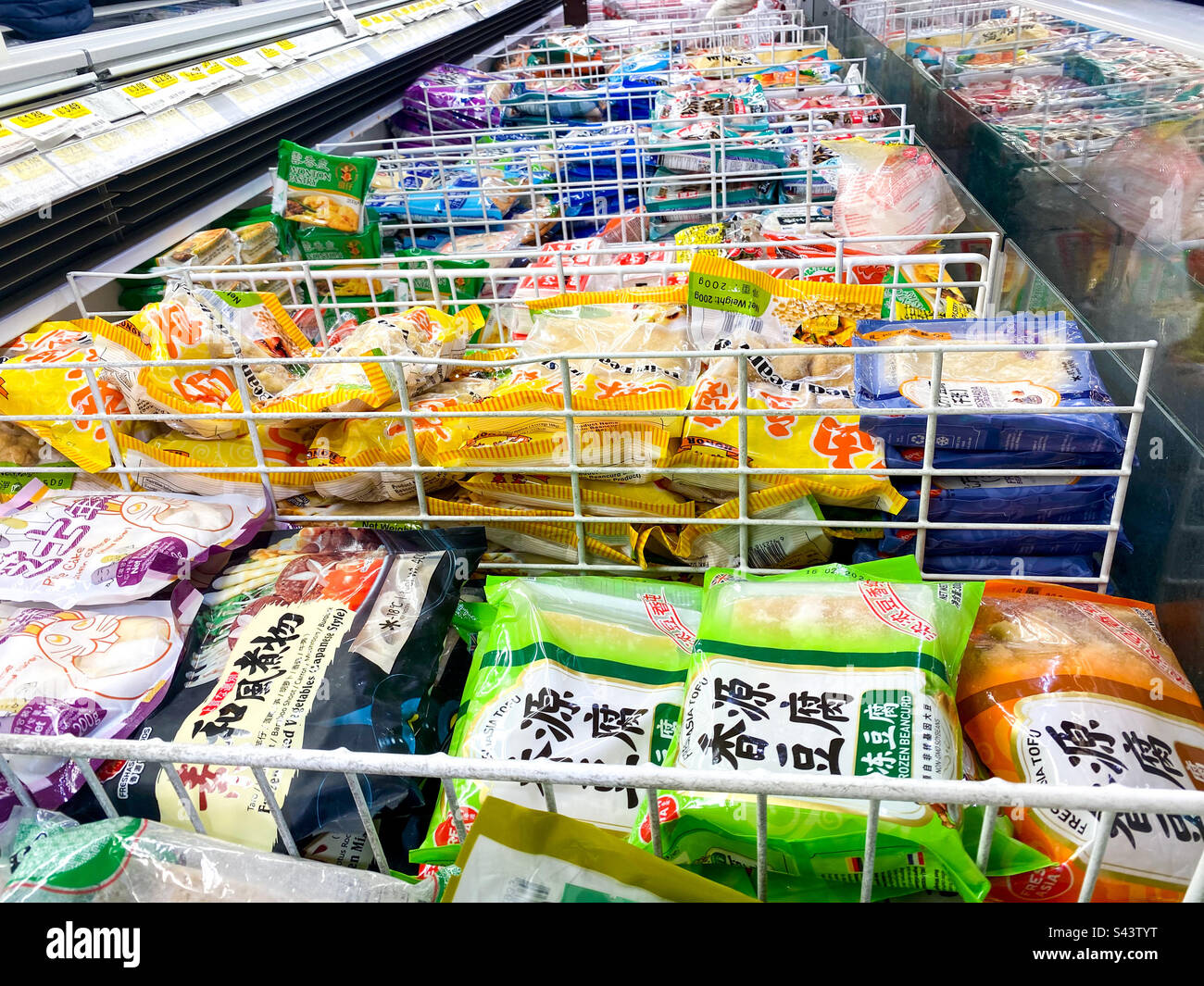 Prodotti nella sezione congelatore di un supermercato asiatico. Foto Stock