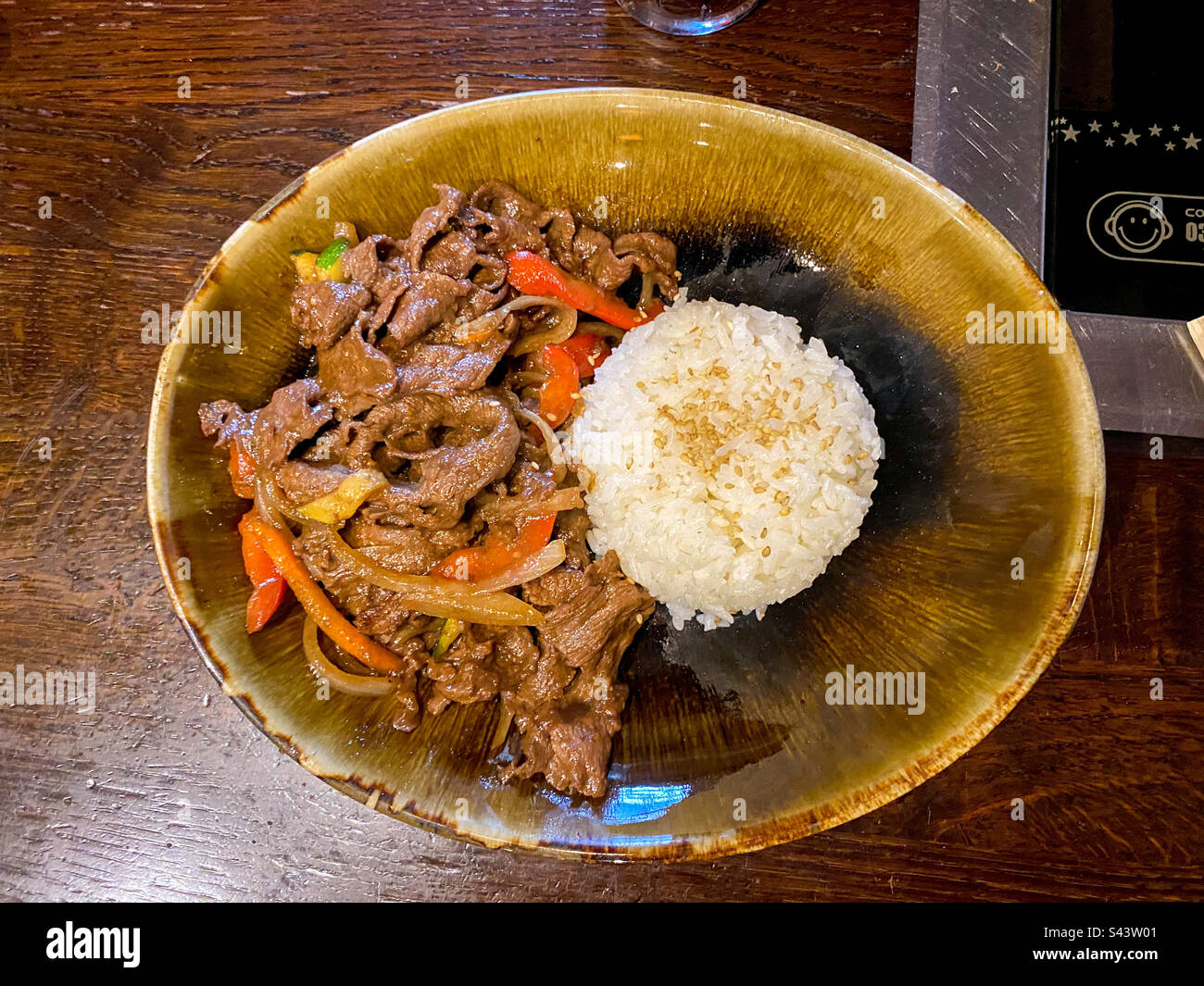 Bulgogi di manzo con riso visto dall'alto in un ristorante coreano. Foto Stock