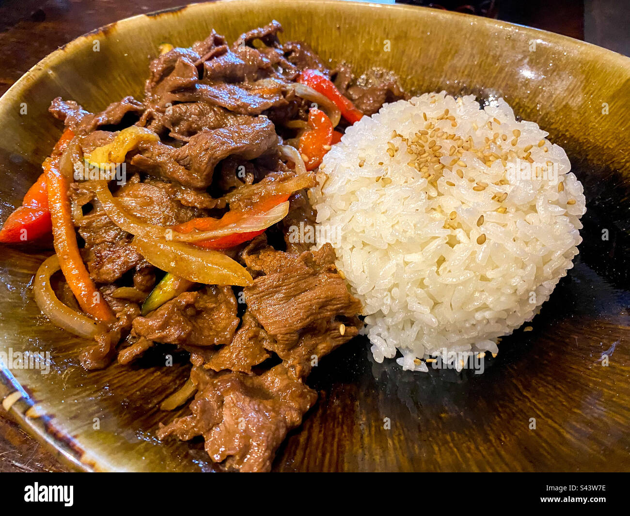 Bulgogi di manzo, un piatto coreano, servito con riso in un ristorante. Foto Stock