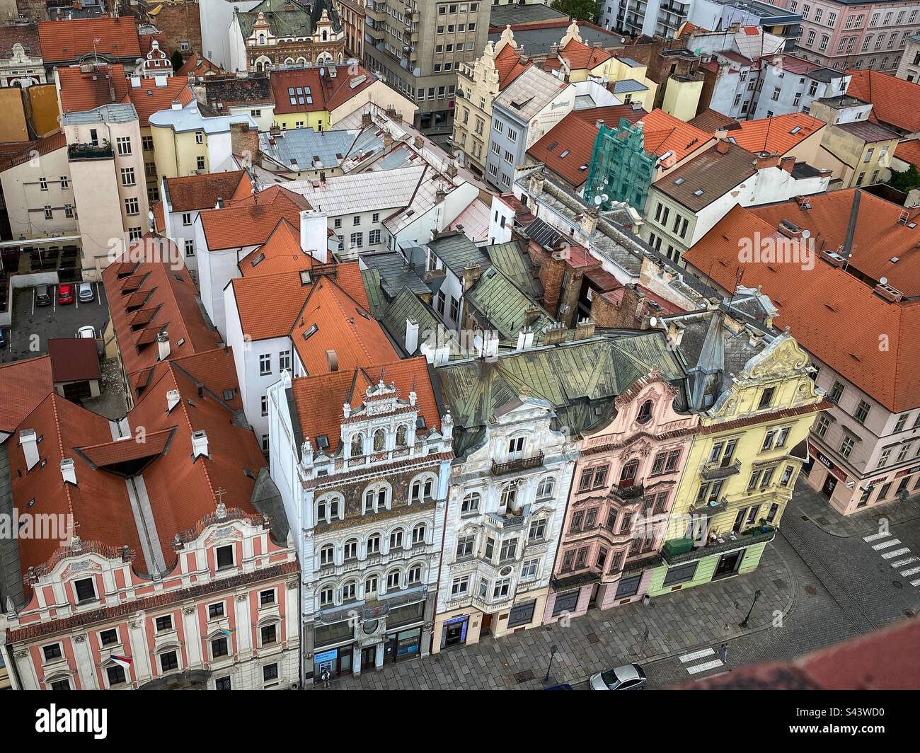 Vista ad alto angolo dei colorati edifici storici in Piazza della Repubblica a Pilsen, Repubblica Ceca. Foto Stock