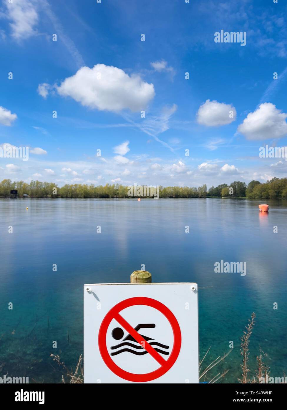 Non è consentito nuotare. Wet and Wild Lake, Oxfordshire Foto Stock