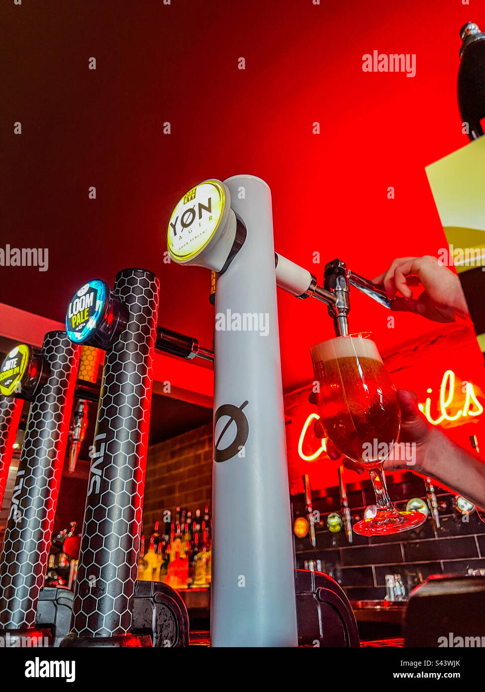 Pinta di lager nel cocktail bar alla moda in fase di versamento Foto Stock