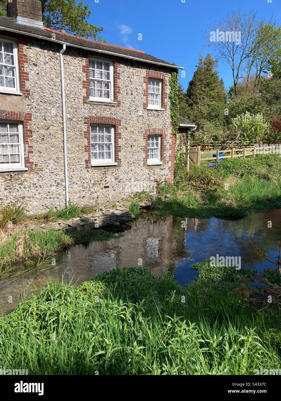 Mill Cottages sul fiume Dour, Crabble, dover, Kent Foto Stock