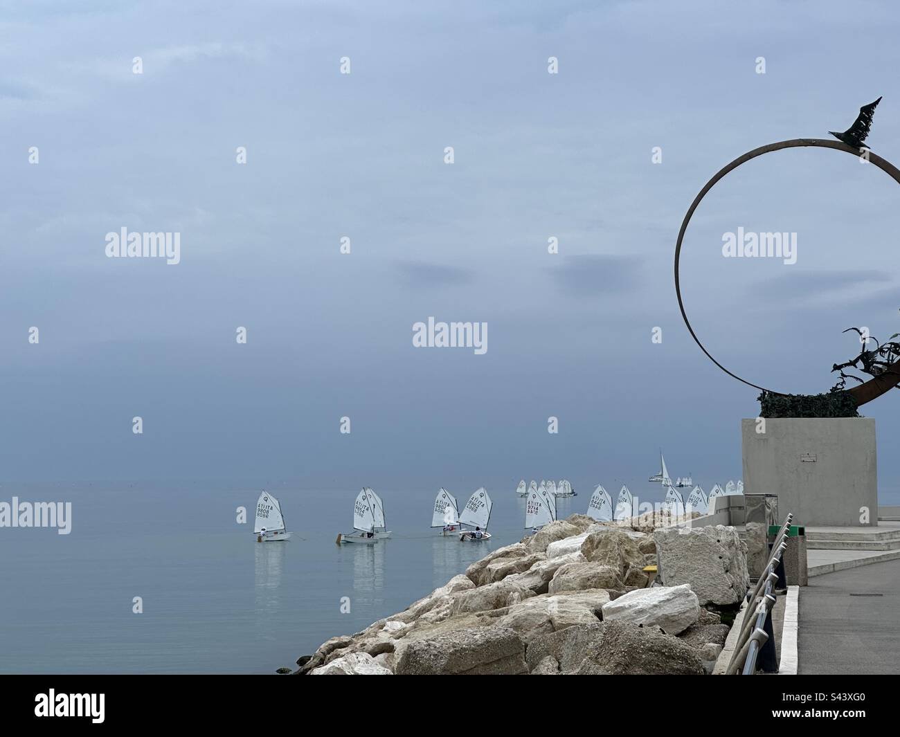 Barche a vela all'orizzonte - Immagine stock catturata con smartphone