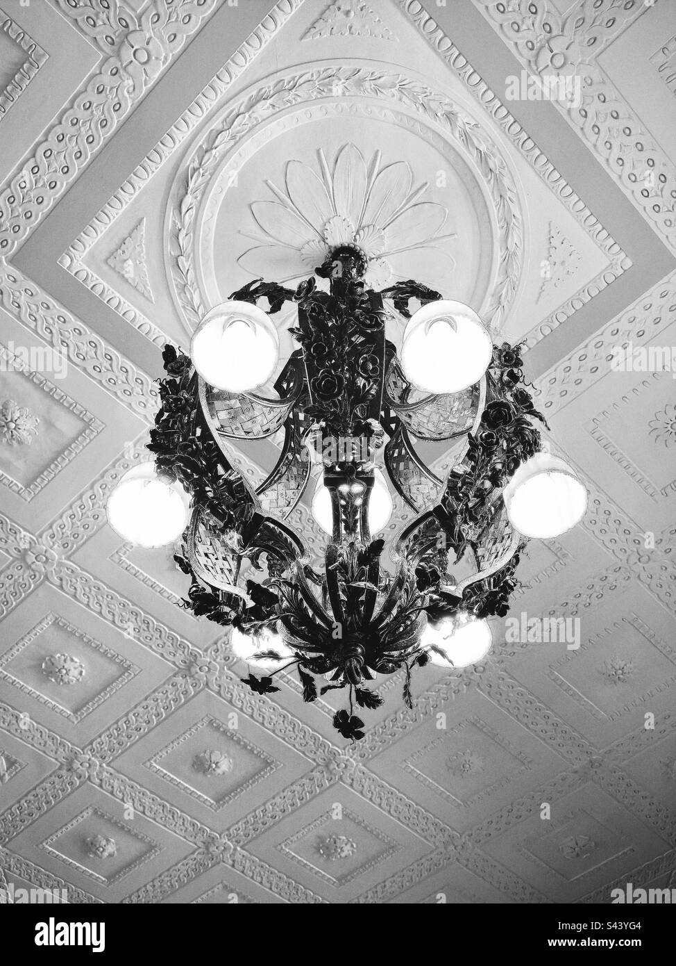 Soffitto decorato con luce vintage a sospensione. All'interno di una vecchia residenza a Waterford, Connecticut, USA. Harkness Memorial state Park. Filtro bianco e nero. Foto Stock