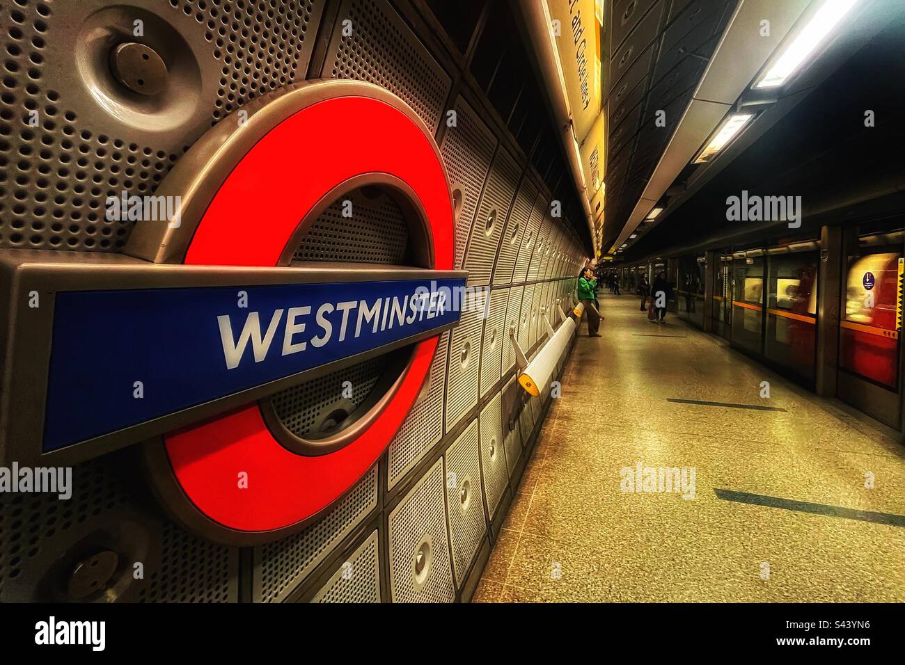 Stazione della metropolitana di Westminster a Londra. Il roundel disegnato in rosso e blu viene immediatamente riconosciuto come segno di tubo. Foto Stock
