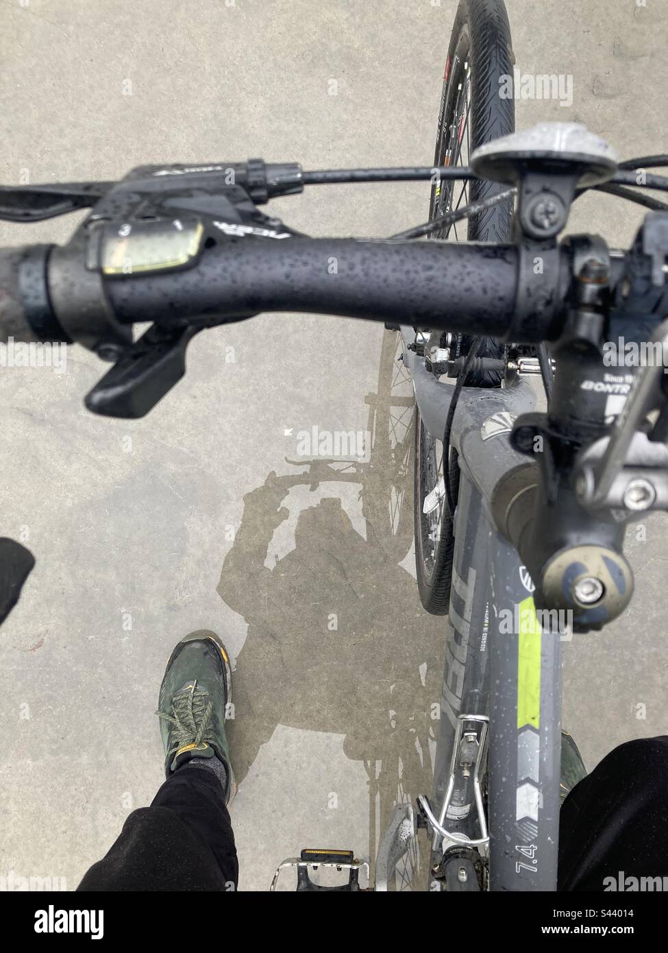 Riflessioni dalla mia moto in una giornata piovosa. Foto Stock