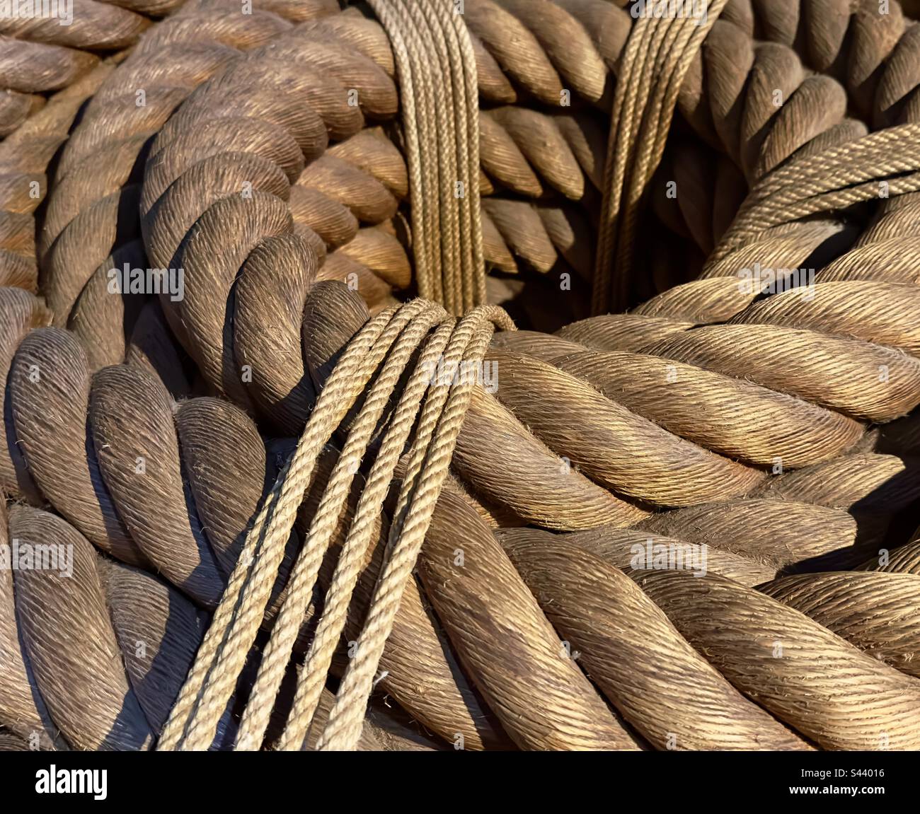 Una corda di canapa o un falco di spessore massiccio in esposizione nel museo francese ropery a Rochefort Foto Stock