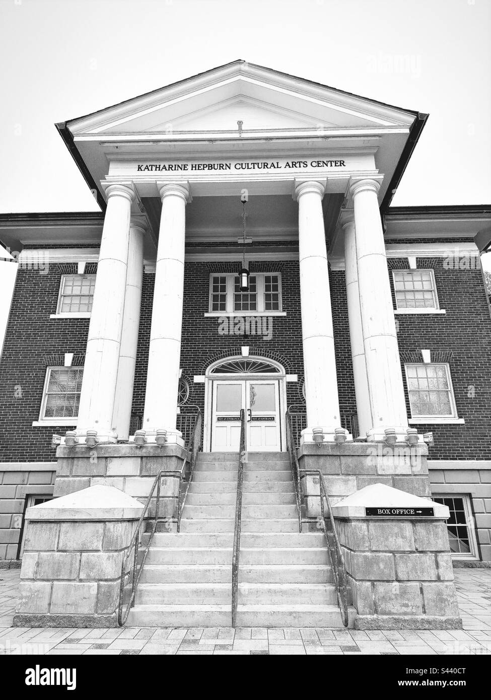 Esterno della parte anteriore del Katharine Hepburn Cultural Arts Center a Old Saybrook, CT. Il Kate è un teatro di arti dello spettacolo. Filtro bianco e nero. Foto Stock