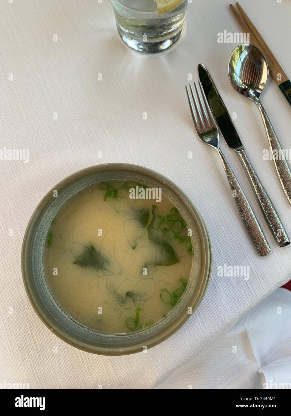 Zuppa di miso con funghi e tofu servita in un ristorante asiatico - Immagine stock catturata con smartphone